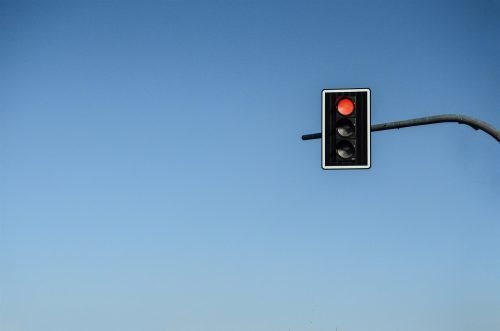 rote Ampel vor blauem Himmel